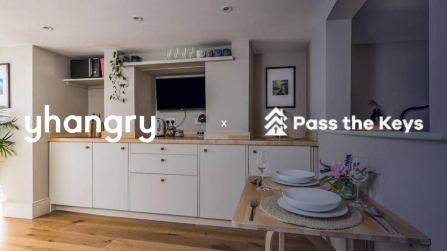 Pass The Keys Wimbledon Hideaway Apartment London Exterior photo